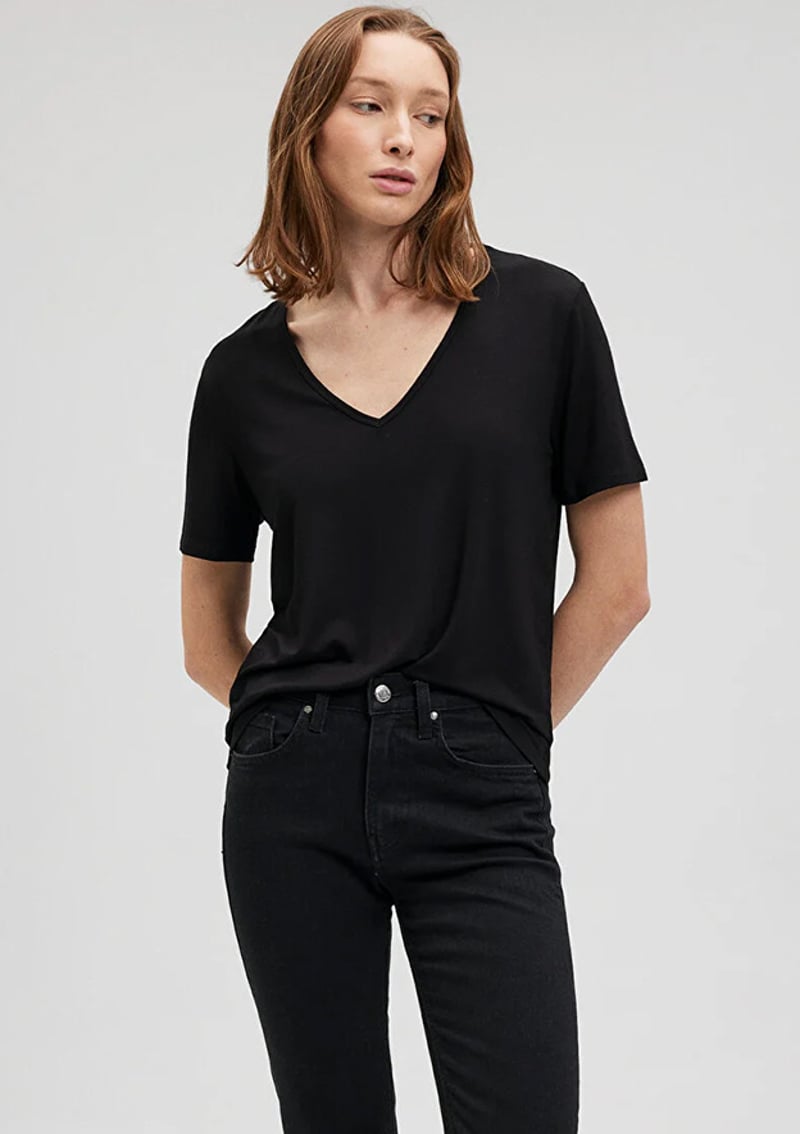 M1612381-900 Kadın Siyah V Yaka T-shirt